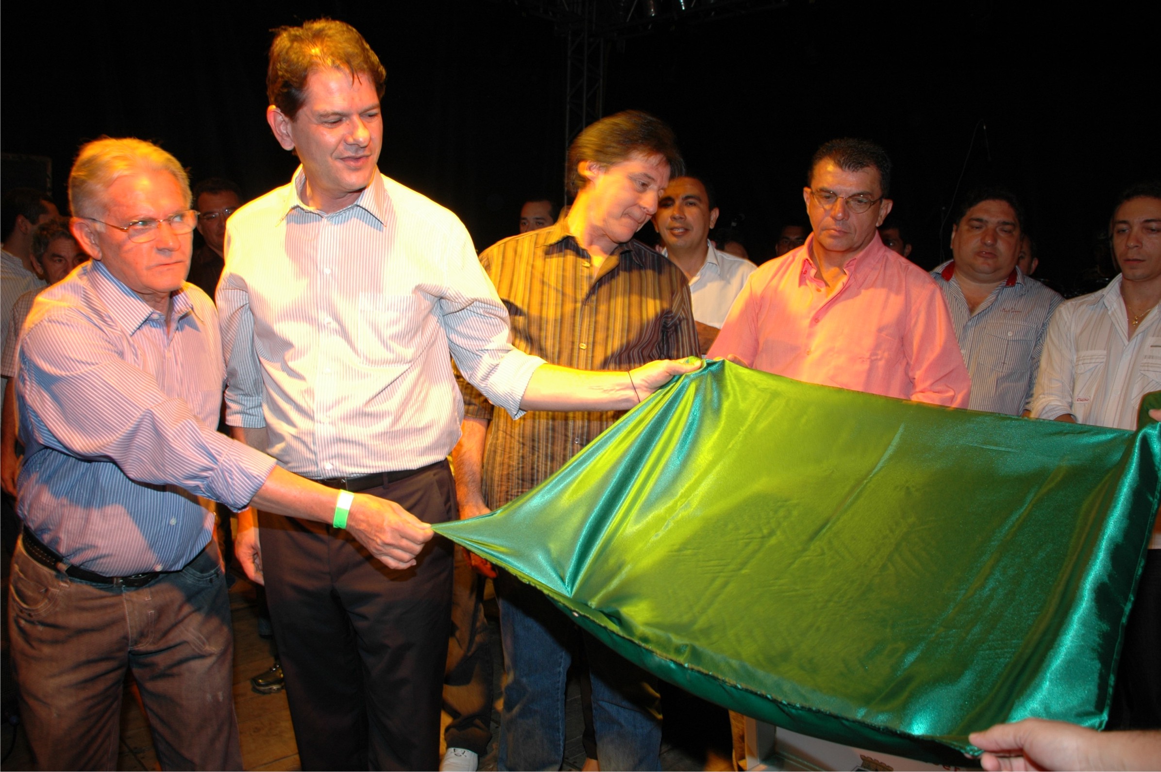 Governador Cid Gomes descerrou a placa